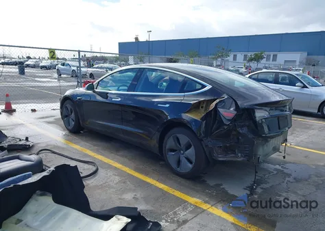 2018 Tesla Model 3 Long Range/Mid Range z USA, uszkodzony, nr VIN 5YJ3E1EA9JF151671